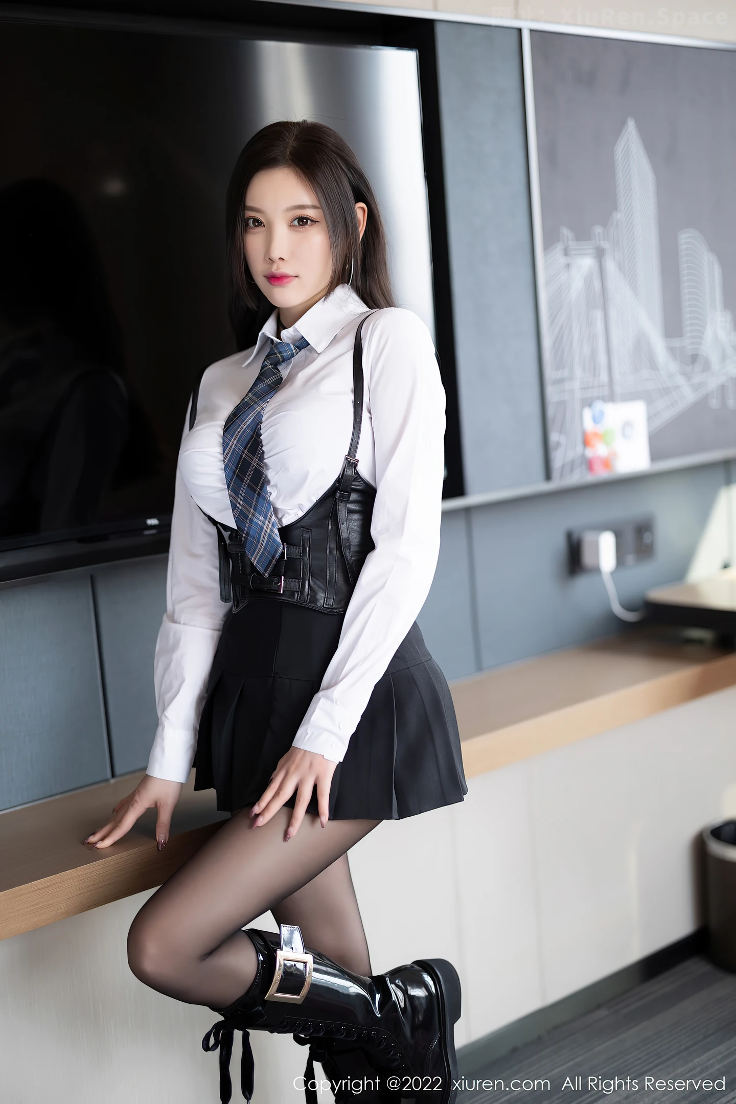 图片[2]-[XiuRen秀人网]VOL.4856 女神杨晨晨Yome性感白T配黑短裙半脱露黑色蕾丝内衣诱惑写真80P-秀人网官方网站